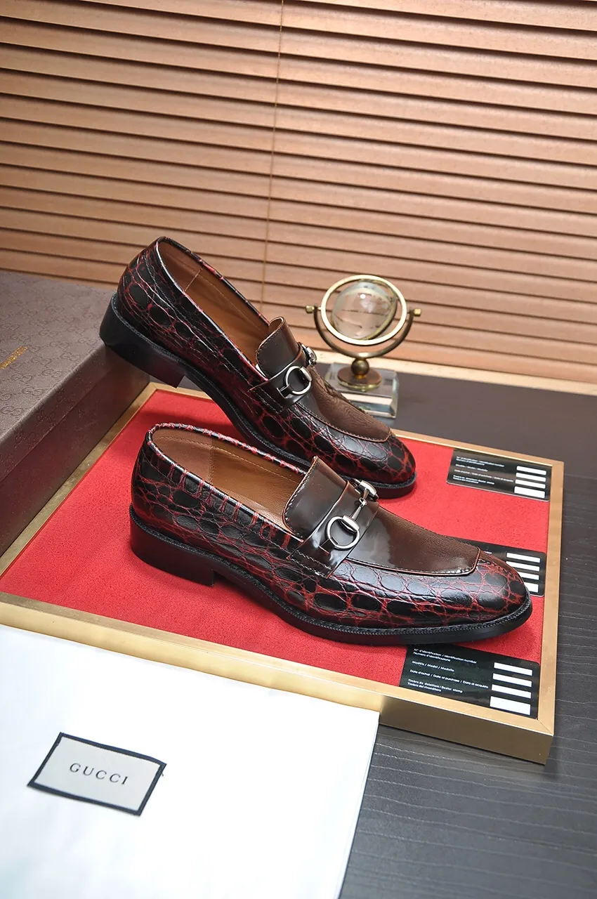 Men's shoes💰460💶Italy's top luxury men's shoe giant [GUCCI] has arrived in new style🍃Original European style🔰 Pleasant to the eye😍In order to make the shoes more durable and non-deformable🌀The production continues to follow traditional methods but there is still no lack of innovation💪The original sheepskin is chosen for the leather♻Smooth, natural and extra bright⭐Made of imported cowhide, the first choice of the rich 38-45 (45 customized)
